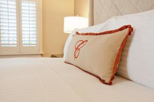 帕羅奧多的住宿－紅衣主教酒店，卧室床上的枕头