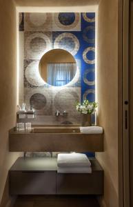 uma casa de banho com um lavatório e um espelho em Il Cortile di San Michele em Guarene