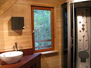 ein Badezimmer mit Waschbecken und Fenster in der Unterkunft Les Cabanes du Tertre in Urval + 30 Fotos