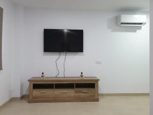 Televízia a/alebo spoločenská miestnosť v ubytovaní Edificio Bentejui 1