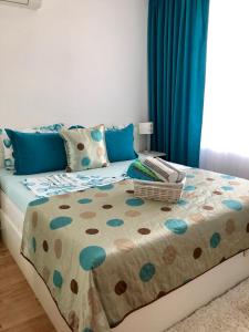 1 dormitorio con 1 cama con cortinas azules en к-кс "Солита", студио под наем, en Byala