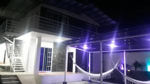 una casa con amaca all'aperto di notte di L'Vanna Hotel a Pedernales