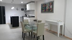 a kitchen and dining room with a glass table and chairs at Capital Luxury Apartments & Offices in Mexico City