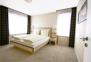 Un pat sau paturi într-o cameră la Alm Appartements ehemals Birkenhof