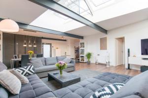 a living room with a couch and a table at White Lofty und White Studio in Düsseldorf