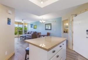 una stanza con cucina e soggiorno di Maui Banyan G203 a Wailea