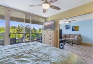 una camera da letto con un letto grande e una televisione di Maui Banyan G203 a Wailea