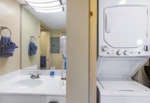 un bagno con lavandino e specchio di Maui Banyan G203 a Wailea Altre 13 foto