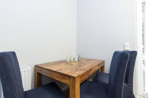 Posezení v ubytování NIZZA CHILLINGHOUSE #1, 3 Min vom ICE, NETFLIX, Balkon