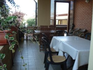 リヴォトルトにあるBed & Breakfast Ciancaleoniのダイニングルーム(白いテーブル、椅子付)