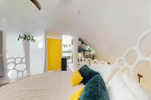 מיטה או מיטות בחדר ב-Dolphin @ Swan Villas