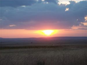 um pôr do sol no deserto com o pôr do sol em Hostal Las Grullas em Tornos