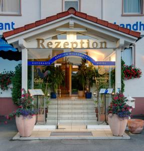 Landhotel Schuff في Kindsbach: مدخل لمطعم فيه ورد في الاواني