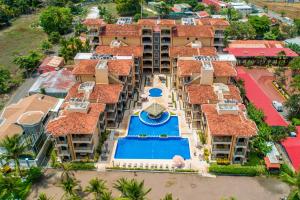 una vista aérea de un complejo con piscina en Bahia Encantada, en Las Mantas
