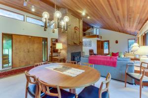 Χώρος καθιστικού στο Sleeping Raven Woodland Retreat