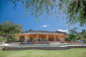 un complexe avec une piscine et un bâtiment dans l'établissement Ocotal Beach Club Hotel 2, à Guanacaste