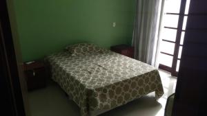 a bedroom with a bed in a room with a window at Meu Paraíso! in Boracéia
