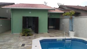 una casa con piscina frente a una casa en Meu Paraíso! en Boracéia