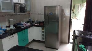 una cucina con frigorifero in acciaio inossidabile di Meu Paraíso! a Boracéia