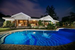 Bazén v ubytování Nakatumble - Luxury Sustainable Villa with Farm nebo v jeho okolí