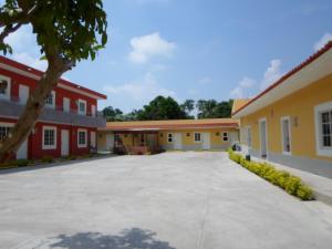 a group of buildings with a parking lot at Hotel Montroi City in Colima