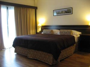 ein Schlafzimmer mit einem großen Bett in einem Zimmer in der Unterkunft Córdoba Suites Recoleta in Buenos Aires