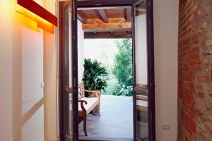 una puerta abierta que conduce a un patio con mesa en B&B Camignone Franciacorta, en Passirano