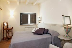 Łóżko lub łóżka w pokoju w obiekcie B&B Camignone Franciacorta