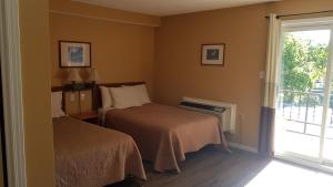 
A bed or beds in a room at Clothier Mills Inn
