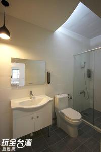太麻里的住宿－愛咪臥客民宿，一间带水槽、卫生间和镜子的浴室