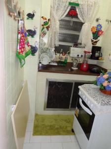 a small kitchen with a sink and a stove at Excelente Apartamento Copacabana in Rio de Janeiro