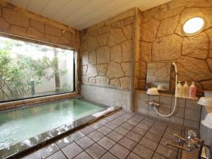 Bazén v ubytování Hotel Route-Inn Myoko Arai nebo v jeho okolí