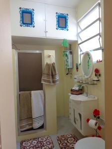 a bathroom with a sink and a mirror at Excelente Apartamento Copacabana in Rio de Janeiro