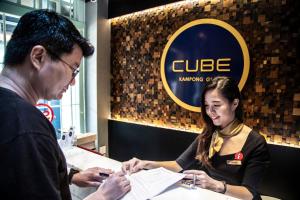 um homem e uma mulher sentados à mesa em CUBE Boutique Capsule Hotel at Kampong Glam em Singapura