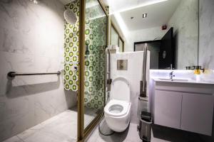um banheiro com vaso sanitário, chuveiro e pia em CUBE Boutique Capsule Hotel at Kampong Glam em Singapura
