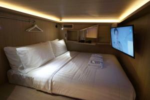 Uma cama ou camas num quarto em CUBE Boutique Capsule Hotel at Kampong Glam