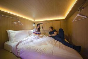Uma cama ou camas num quarto em CUBE Boutique Capsule Hotel at Kampong Glam