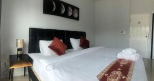 Katil atau katil-katil dalam bilik di Mr.T Kamala Room +1 gambar