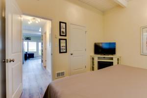 ein Schlafzimmer mit einem Bett und einem TV auf dem Tisch in der Unterkunft Surfside | Suite on the Sea in Gearhart