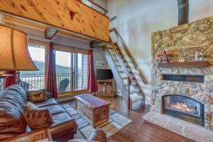 sala de estar con chimenea y escalera en Emerald Views at the West, en Steamboat Springs
