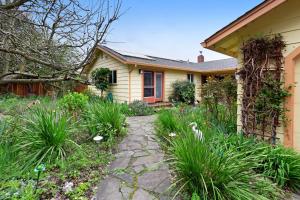 una casa con un jardín delante de ella en Hummingbird Garden Retreat en Santa Rosa