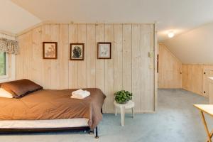 - une chambre avec des murs lambrissés et un lit dans l'établissement Valley View: Forest Edge 189, à Dover