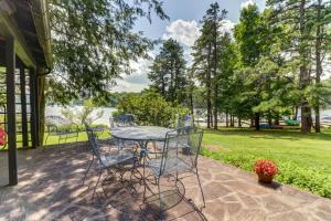 eine Terrasse mit einem Tisch und Stühlen in einem Park in der Unterkunft Great Escape in Hazelhurst