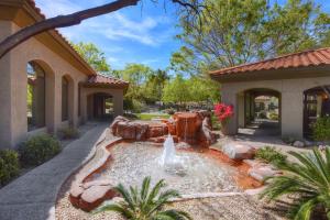 una fuente en un patio frente a una casa en Veranda at Ventana #30208, en Tucson