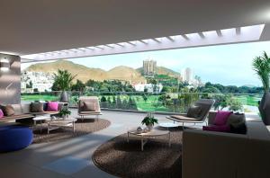 - un salon avec des canapés et des chaises ainsi qu'une grande fenêtre dans l'établissement Moon Luxury Apartments, à Lima