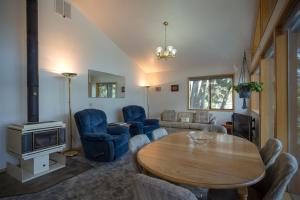 sala de estar con mesa de madera y sillas azules en 3 Bed 2 Bath Vacation home in Lake Coeur d'Alene, en Hayden Lake