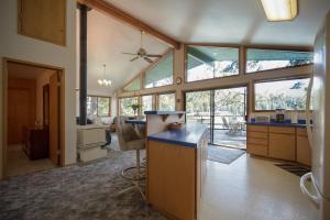 cocina grande con encimera y algunas ventanas en 3 Bed 2 Bath Vacation home in Lake Coeur d'Alene, en Hayden Lake