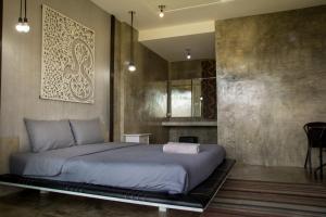 - une chambre avec un grand lit dans l'établissement Phu Pha View Doi, à Samoeng