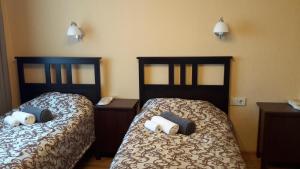 ペトロパブロフスク・カムチャツキーにあるГостиница Аврораのベッド2台が隣同士に設置された部屋です。
