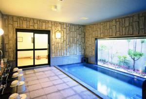 uma piscina com um grande aquário num quarto em Hotel Route-Inn Mooka em Mooka